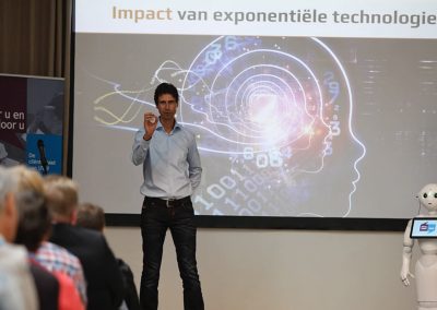 Keynote spreker met robot, impact robots en exponentiele technologie