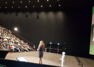 Keynote spreker vrouw met robot in stage, impact robots en exponentiele technologie